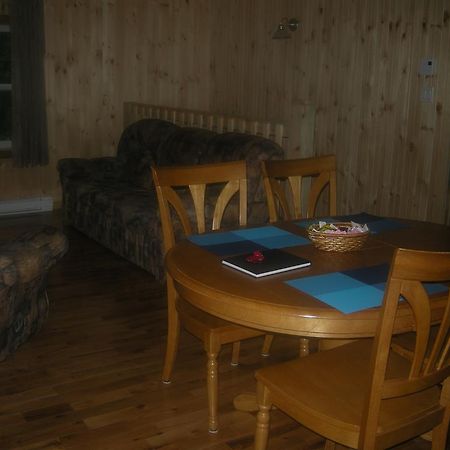 Chalet des Noisetiers Tadoussac Extérieur photo
