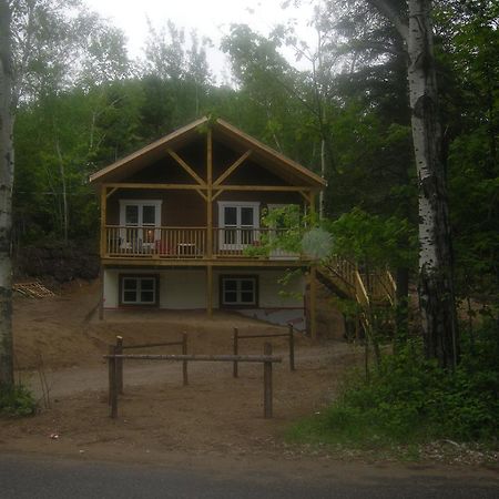 Chalet des Noisetiers Tadoussac Extérieur photo