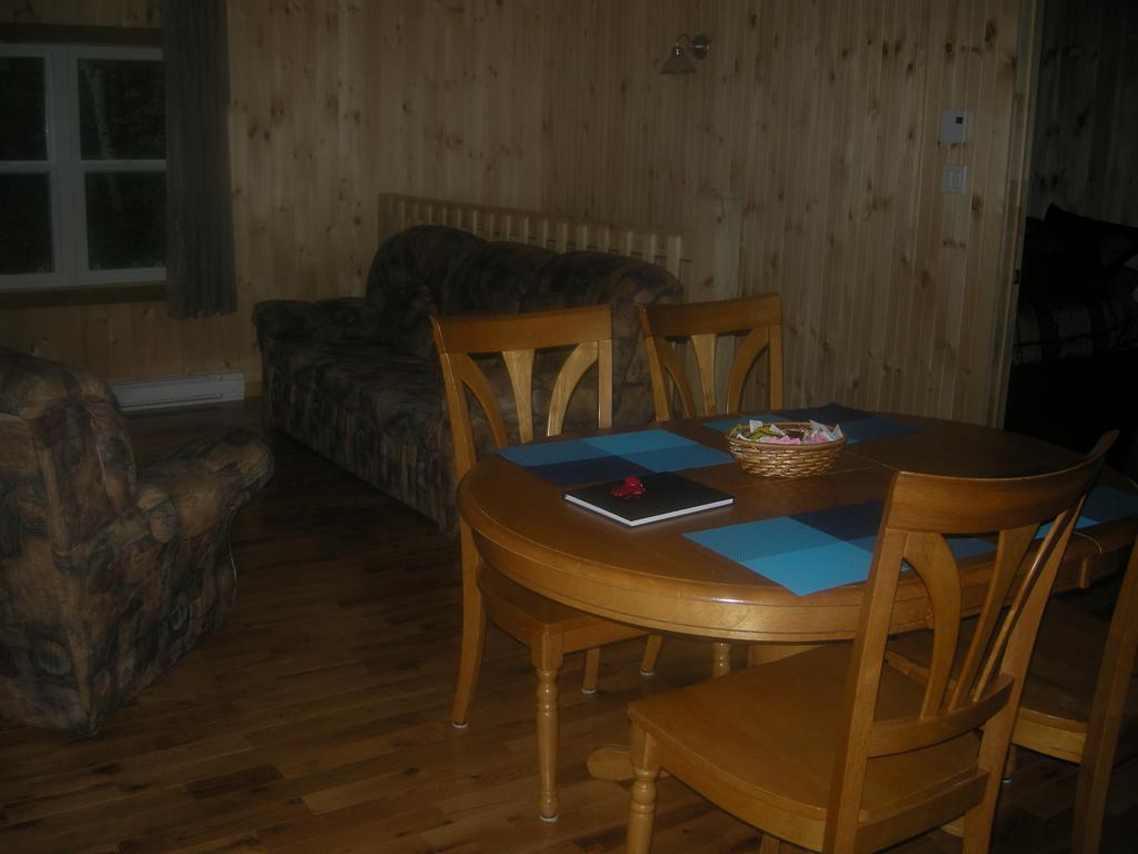 Chalet des Noisetiers Tadoussac Extérieur photo