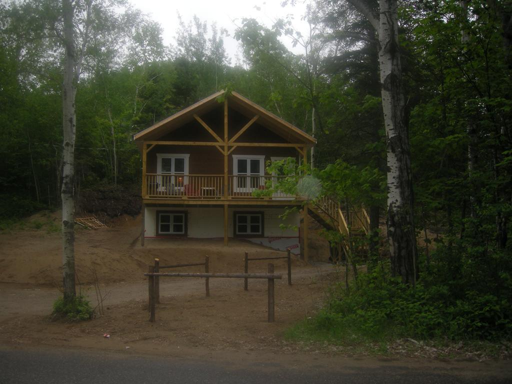 Chalet des Noisetiers Tadoussac Extérieur photo